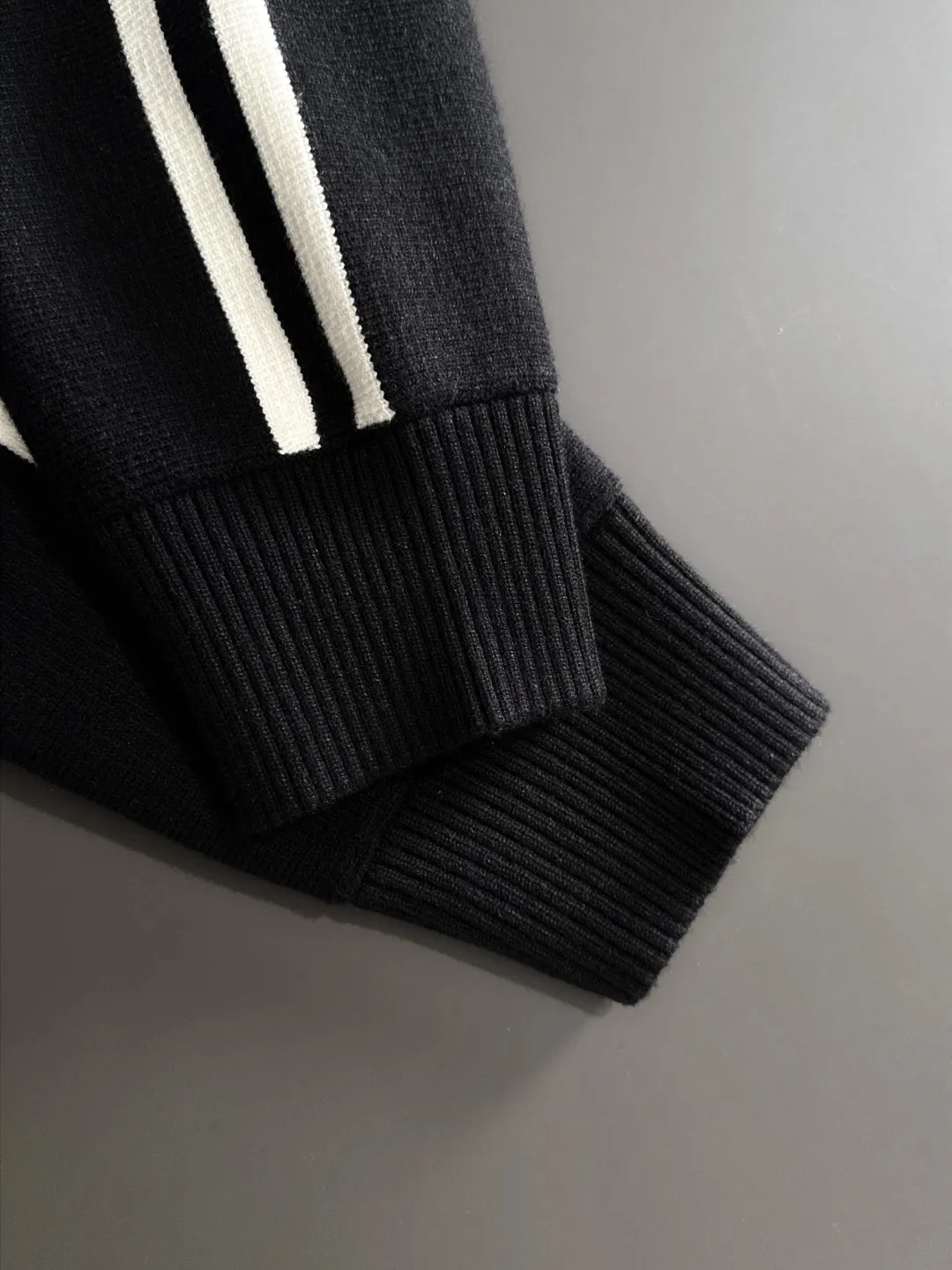 Next day shipping P460 Big Goose 2025 official website latest winter sweater, popular items are on sale at the counter simultaneously! Specially made of wool blended fabric. It feels comfortable and can be directly in contact with the skin. The logo badge is exquisitely embroidered, which is extremely eye-catching! The details highlight the fashionable charm of big brands. Exquisite workmanship. Three-dimensional cutting style. The wearing effect is invincible and handsome! All three standards are complete! Size: M-3XL